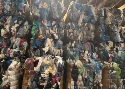 sprasowana odzież w magazynie gotowa do wysyłki